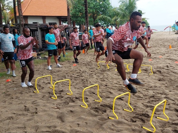 Latihan PSBS Biak di Pantai Kuta