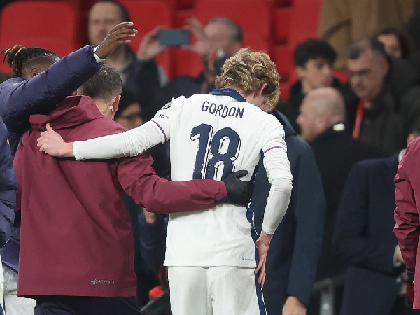 Anthony Gordon tampaknya mengalami cedera serius