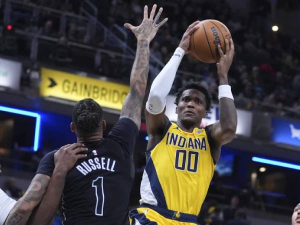 Bennedict Mathurin (kanan) mencetak 28 poin saat Indiana Pacers meraih kemenangan 105-99 atas Brooklyn Nets dalam babak overtime pada hari Kamis (20/3) malam di Indianapolis. (Foto: AP)