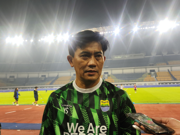 Pelatih fisik Persib, Yaya Sunarya ketika diwawancara