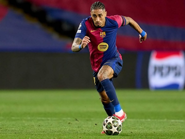 Raphinha Urungkan Niat Tinngalkan Barcelona Usai Bicara dengan Flick