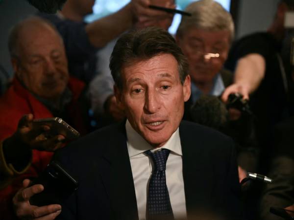 Sebastian Coe berjanji mendukung Kirsty Coventry sebagai wanita pertama yang terpilih sebagai presiden IOC. (Foto: AP)