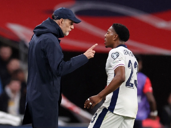 Thomas Tuchel memberikan instruksi kepada Myles Lewis-Skelly