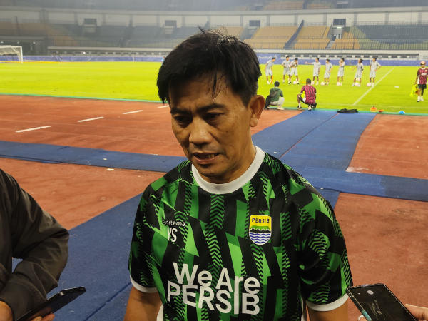 Pelatih fisik Persib, Yaya Sunarya ketika diwawancara