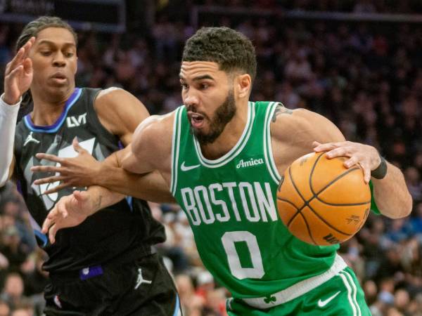 Jayson Tatum (kanan) mencetak 26 poin saat Boston Celtics membukukan kemenangan 121-99 atas Utah Jazz pada hari Jumat (21/3) malam di Salt Lake City. (Foto: AP)