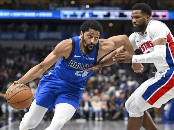 Spencer Dinwiddie (kiri) mencetak 31 poin saat Dallas Mavericks menang 123-117 atas tim tamu Detroit Pistons pada hari Jumat (21/3) malam. (Foto: AP)