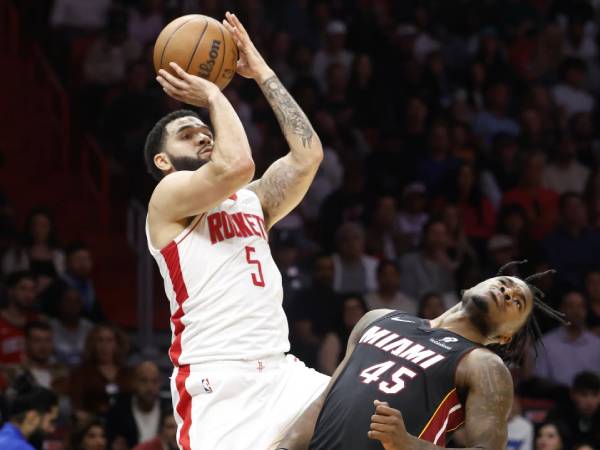 Fred VanVleet (kiri) mencetak 37 poin saat Houston Rockets mengalahkan tuan rumah Miami Heat 102-98 pada Jumat (21/3) malam. (Foto: AP)