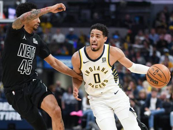 Tyrese Haliburton (kanan) mencetak 16 poin saat Indiana Pacers mengalahkan Brooklyn Nets 108-103 pada Sabtu (22/3) malam di Indianapolis. (Foto: AP)