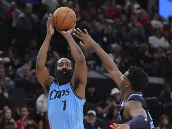James Harden (kiri) mencetak 30 poin saat Los Angeles Clippers menang 128-108 atas Memphis Grizzlies pada Jumat (21/3) malam di Inglewood, Calif. (Foto: AP)