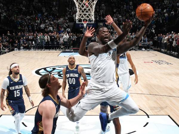 Julius Randle (kanan) mencetak 20 poin saat Minnesota Timberwolves meraih kemenangan 134-93 atas New Orleans Pelicans pada Jumat (21/3) malam di Minneapolis. (Foto: AP)