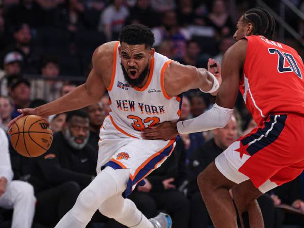 Karl-Anthony Towns (kiri) mencetak 31 poin saat New York Knicks membukukan kemenangan 122-103 atas tim tamu Washington Wizards pada Sabtu (22/3) malam. (Foto: AP)