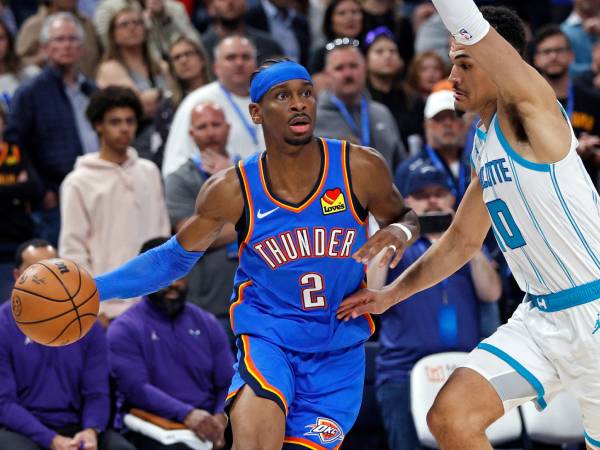 Shai Gilgeous-Alexander (kiri) mencetak 30 poin saat Oklahoma City Thunder menang 141-106 atas tim tamu Charlotte Hornets pada Jumat (21/3) malam. (Foto: AP)