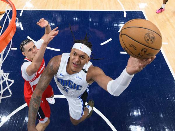 Paolo Banchero (kanan) mencetak 30 poin saat Orlando Magic mengalahkan Washington Wizards 120-105 pada hari Jumat (21/3) malam. (Foto: AP)