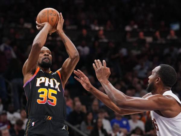 Kevin Durant (kiri) mencetak 42 poin saat tuan rumah Phoenix Suns mengalahkan Cleveland Cavaliers 123-112 pada Jumat (21/3) malam. (Foto: AP)