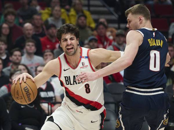 Deni Avdija (kiri) mencetak 36 poin saat Portland Trail Blazers meraih kemenangan 128-109 atas tim tamu Denver Nuggets pada Jumat (21/3) malam. (Foto: AP)