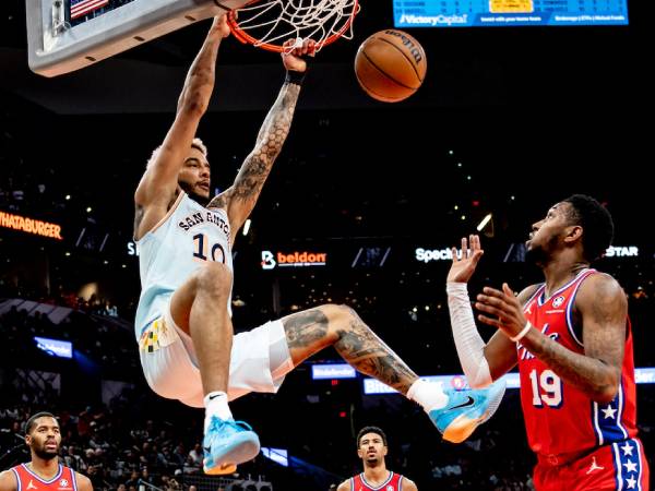 Jeremy Sochan (kiri) mencetak 23 poin saat tuan rumah San Antonio Spurs mengalahkan Philadelphia 76ers 128-120 pada Jumat (21/3) malam. (Foto: AP)