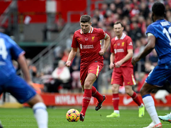 Main di Laga Amal, Steven Gerrard Soroti Persaingan Gelar Liverpool
