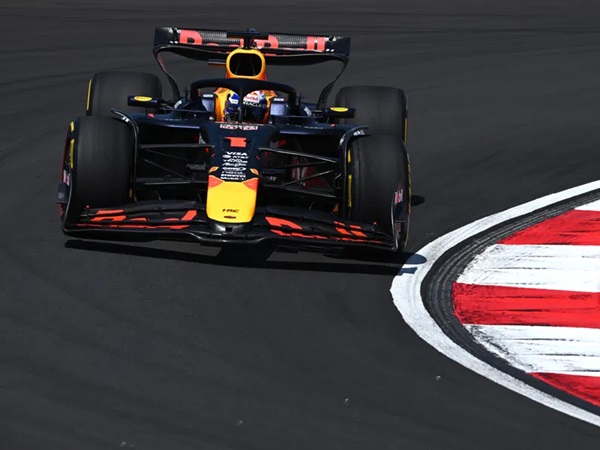 Max Verstappen Bekerja Keras Memperbaiki Performa RB21