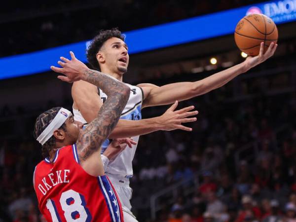 Zaccharie Risacher (kanan) mencetak 22 poin saat Atlanta Hawks meraih kemenangan 132-119 atas tim tamu Philadelphia 76ers pada hari Minggu (22/3) malam. (Foto: AP)
