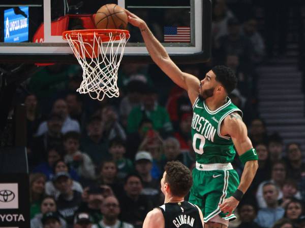 Jayson Tatum mencetak 30 poin saat Boston Celtics mengalahkan tuan rumah Portland Trail Blazers 129-116 pada Minggu (22/3) malam. (Foto: AP)