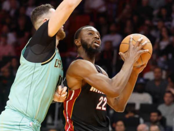 Andrew Wiggins (kanan) mencetak 42 poin saat tuan rumah Miami Heat mengalahkan Charlotte Hornets 122-105 pada hari Minggu (22/3) malam. (Foto: AP)