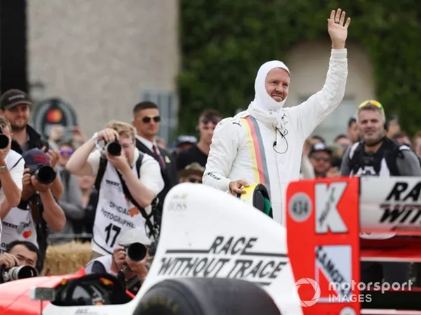 Sebastian Vettel Dukung Hamilton Juara Bersama Ferrari