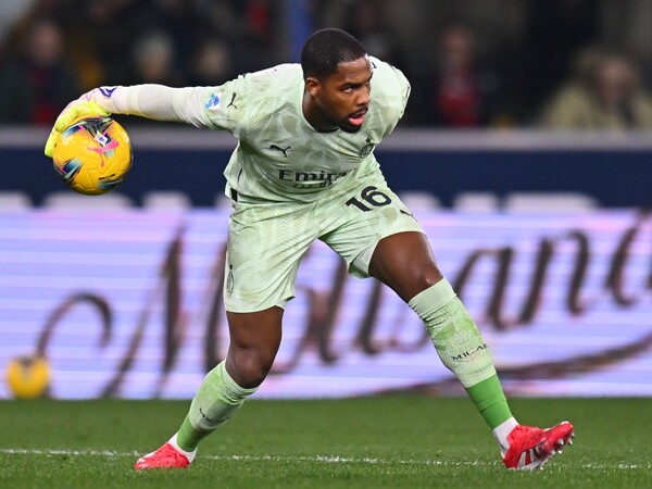 AC Milan disebut berpotensi berpisah dengan Mike Maignan musim panas ini bila gagal menyegel empat besar Serie A / via Getty Images