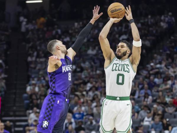 Jayson Tatum (kanan) mencetak 25 poin saat Boston Celtics mengalahkan Sacramento Kings 113-95 pada hari Senin (24/3) malam. (Foto: AP)