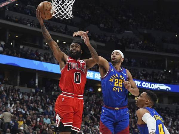 Coby White (kiri) mencetak 37 poin saat tim tamu Chicago Bulls mengalahkan Denver Nuggets 129-119 pada Senin (24/3) malam. (Foto: AP)