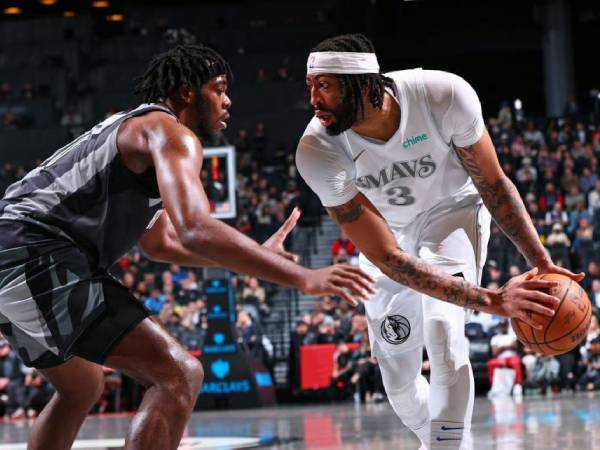 Anthony Davis (kanan) mencetak 12 poin saat Dallas Mavericks meraih kemenangan 120-101 atas Brooklyn Nets pada Senin (24/3) malam. (Foto: AP)