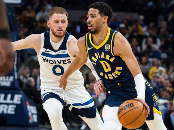 Tyrese Haliburton (kanan) mencetak 24 poin saat Indiana Pacers mengalahkan Minnesota Timberwolves 119-103 pada hari Senin (24/3) malam di Indianapolis. (Foto: AP)