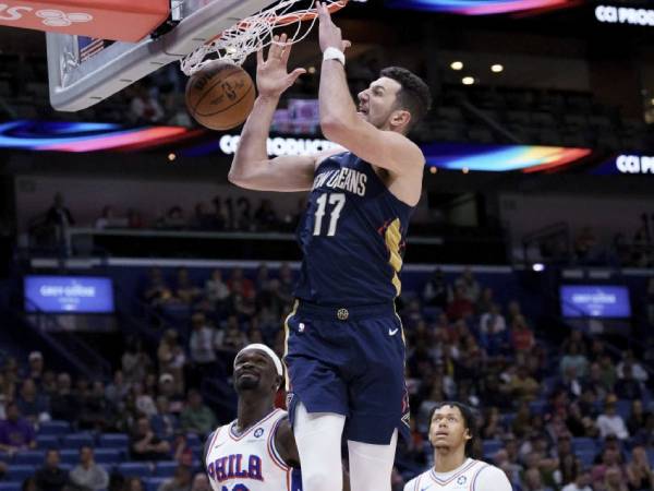 Karlo Matkovic mencetak 19 poin saat tuan rumah New Orleans Pelicans mengalahkan Philadelphia 76ers 112-99 pada hari Senin (24/3) malam. (Foto: AP)