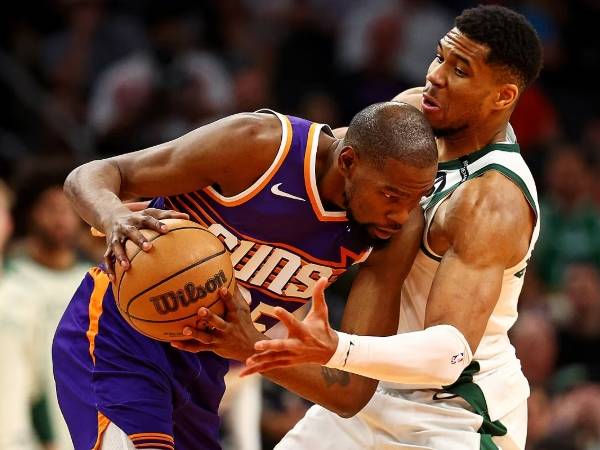 Kevin Durant (kiri) mencetak 38 poin saat Phoenix Suns meraih kemenangan 108-106 atas tim tamu Milwaukee Bucks pada Senin (24/3) malam. (Foto: AP)
