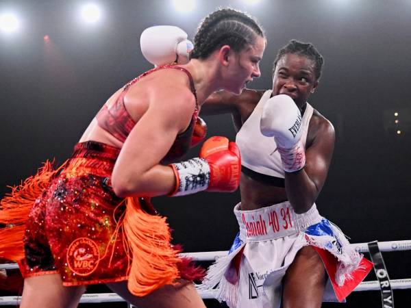 Tiara Brown (kanan) merebut sabuk juara dari Skye Nicolson. (Foto: Fight TV)