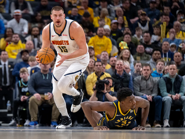 Nikola Jokic tetap santai meski Nuggets tak duduki peringkat pertama klasemen konferensi barat.