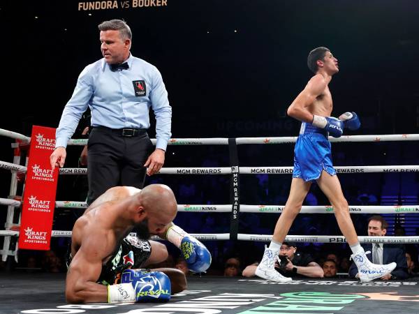Sebastian Fundora (kanan) menghentikan Chordale Booker di ronde kesembilan. (Foto: Fight TV)