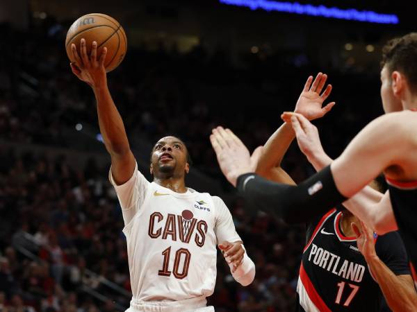 Darius Garland (kiri) mencetak 27 poin saat Cleveland Cavaliers membukukan kemenangan 122-111 atas tuan rumah Portland Trail Blazers pada Selasa (25/3) malam. (Foto: AP)