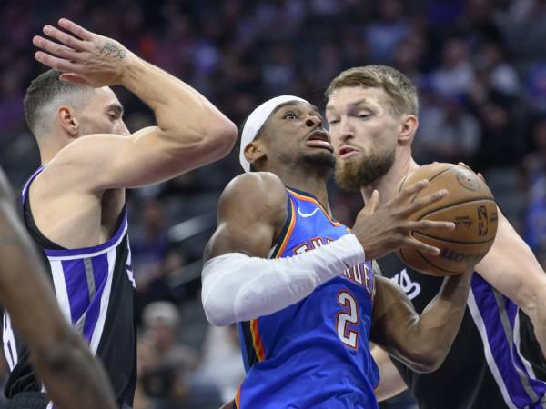 Shai Gilgeous-Alexander (tengah) mencetak 32 poin saat dan Oklahoma City Thunder menang 121-105 atas tuan rumah Sacramento Kings pada Selasa (25/3) malam. (Foto: AP)