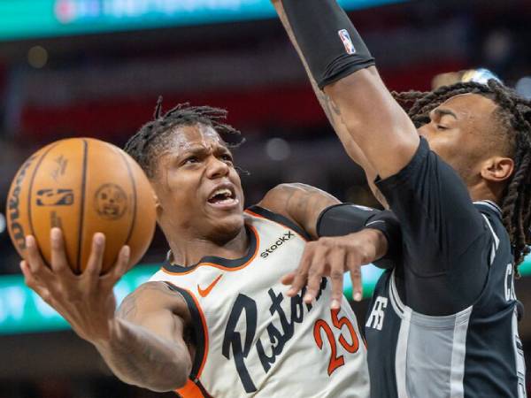 Marcus Sasser (kiri)m mencetak 27 poin saat tuan rumah Detroit Pistons mengalahkan San Antonio Spurs 122-96 pada Selasa (25/3) malam. (Foto: AP)