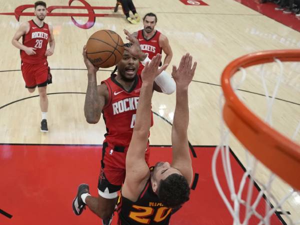 Jalen Green (tengah) mencetak 32 poin saat Houston Rockets mengalahkan tim tamu Atlanta Hawks 121-114 pada hari Selasa (25/3) malam. (Foto: AP)