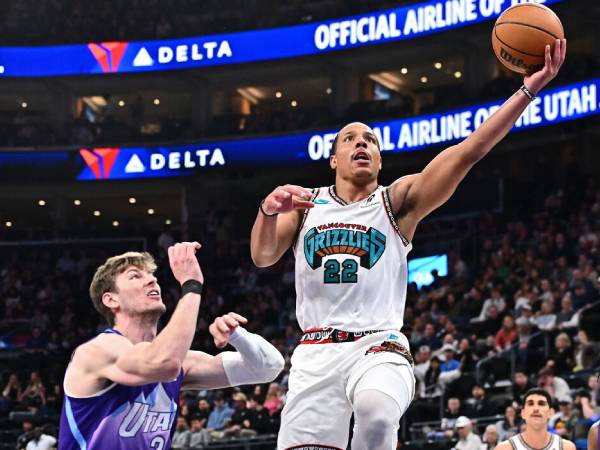 Desmond Bane (kanan) mencetak 21 poin saat Memphis Grizzlies meraih kemenangan 140-103 atas Utah Jazz pada hari Selasa (25/3) malam di Salt Lake City. (Foto: AP)