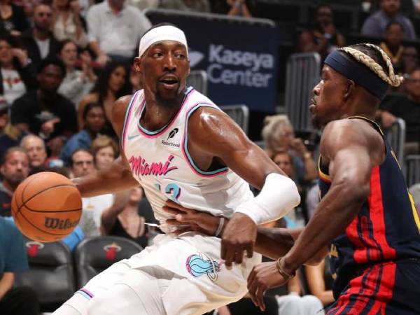 Bam Adebayo (kiri) mencetak 27 poin saat tuan rumah Miami Heat mengalahkan Golden State Warriors 112-86 pada Selasa (25/3) malam. (Foto: AP)