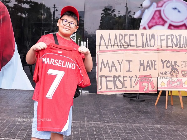 Suporter timnas Indonesia, Kenneth memamerkan jersey Marselino Ferdinan