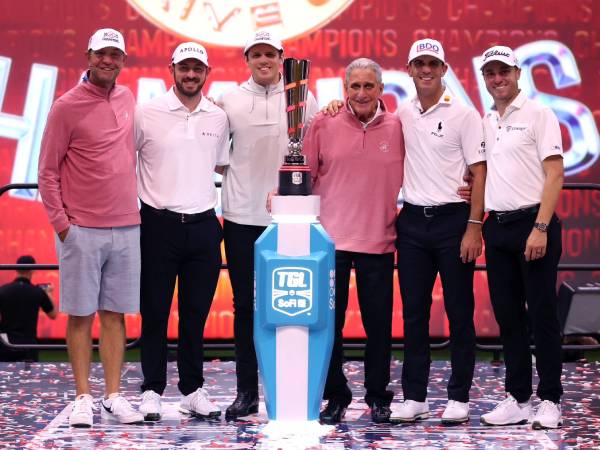 Tim Atlanta Drive yang terdiri dari Billy Horschel, Patrick Cantlay, Justin Thomas, dan Lucas Glover merayakan gelar juara mereka. (Foto: AP)