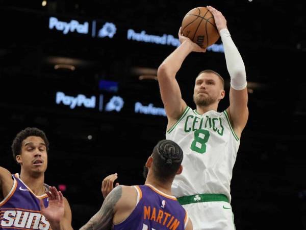 Kristaps Porzingis (kanan) mencetak 30 poin saat Boston Celtics meraih kemenangan 132-102 atas tuan rumah Phoenix Suns pada Rabu (26/3) malam. (Foto: AP)
