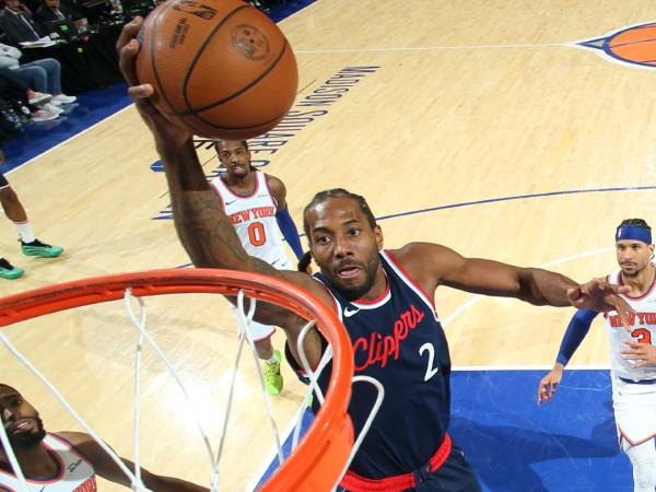 Kawhi Leonard mencetak 27 poin saat Los Angeles Clippers mengalahkan tuan rumah New York Knicks 126-113 pada hari Rabu (26/3) malam. (Foto: AP)
