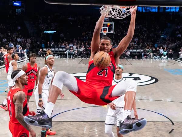 Orlando Robinson mencetak 23 poin saat Toronto Raptors menang 116-86 atas Brooklyn Nets di New York pada Rabu (26/3) malam. (Foto: AP)