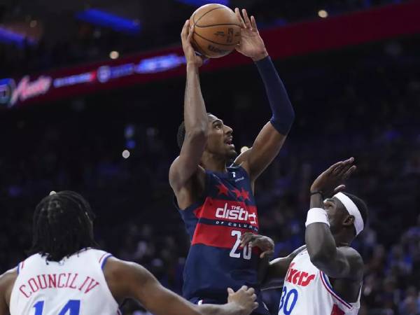Alex Sarr (tengah) mencetak 24 poin saat Washington Wizards menang 119-114 atas Philadelphia 76ers pada hari Rabu (26/3) malam. (Foto: AP)