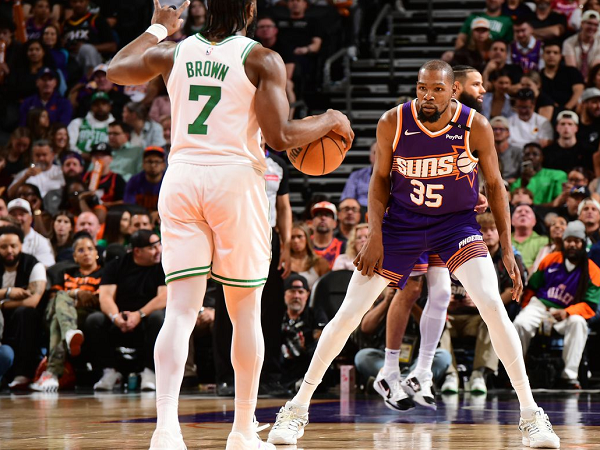 Kevin Durant acungi jempol akurasi tembakan tiga angka Boston Celtics.