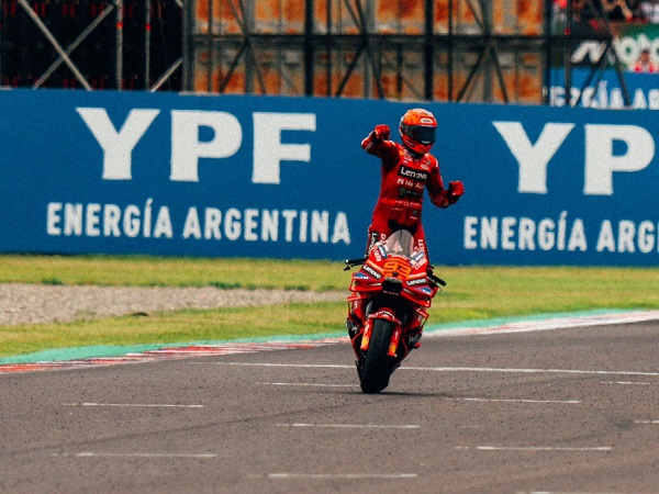 Marc Marquez buat Marco Melandri merasa kagum dengan kecepatan adaptasinya.